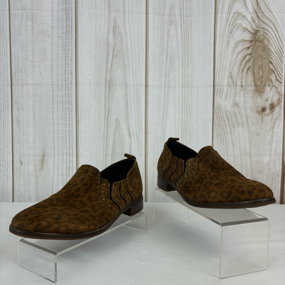Clarks Trish Bell Loafers Leopard Print Suede Stud Accent Slip-On Shoes Size 7 - Picture 4 of 15